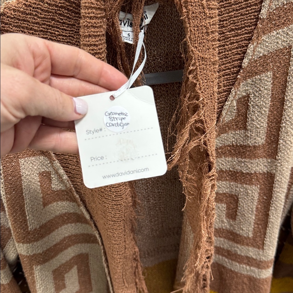 NWT DAVI & DANI Tan and Cream Knit Cardigan geometric, Size Small - Picture 3 of 5